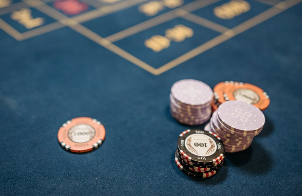 Hoe werkt het huisvoordeel precies bij online roulette en slots